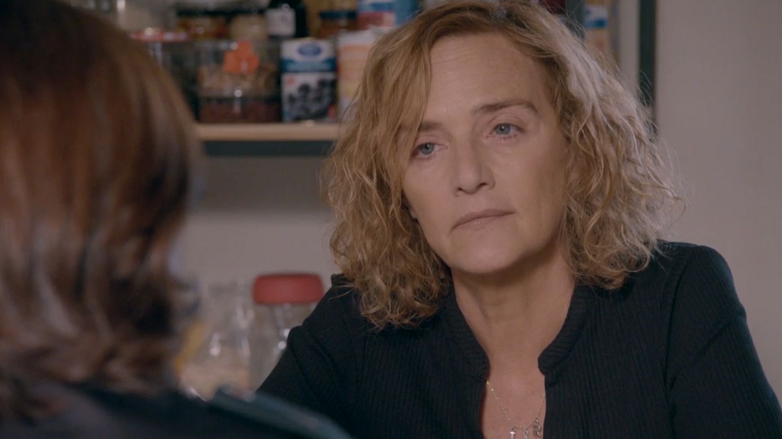 Miralles visita a Elvira y le explica cómo fue la muerte de Santos