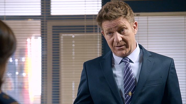 Servir y proteger - Bremón comunica a Miralles la llegada de su sobrina