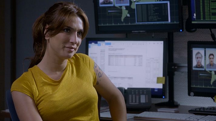 Servir y proteger - Ángela descubre nuevas pistas sobre Font