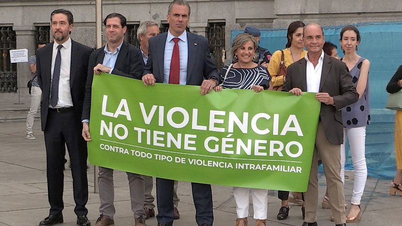 Almeida reprocha al edil de Vox una contrapancarta sobre la violencia de género durante el homenaje a la última víctima