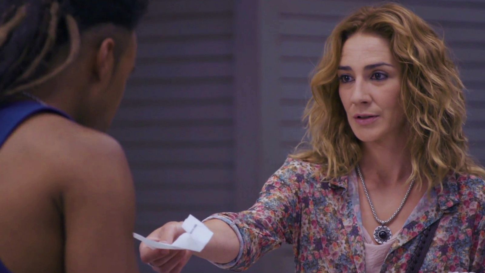 Lorena se presenta en el bar