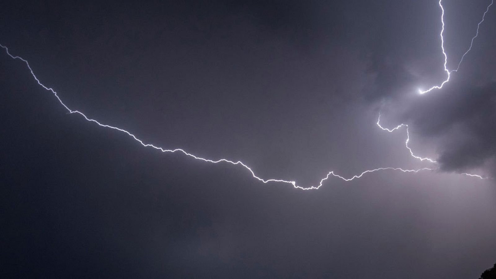 Chubascos ocasionalmente tormentosos en el extremo norte