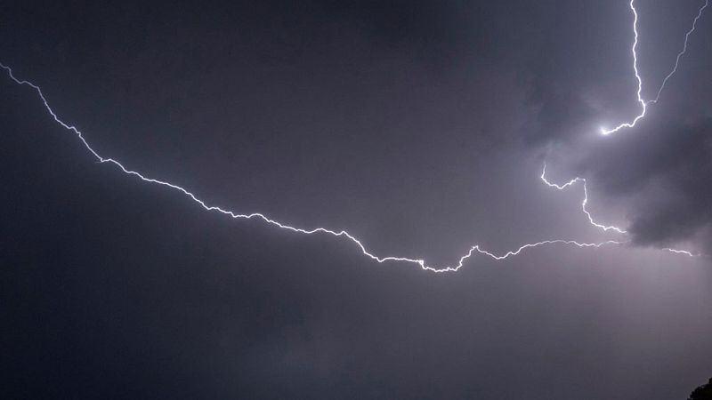 Chubascos ocasionalmente tormentosos en el extremo norte