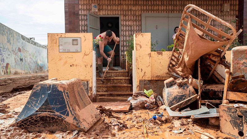 Continúan las labores de limpieza en Alcazares Murcia tras las fuertes inundaciones