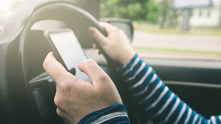 Telediario 1 - Cada día muere al menos una persona por usar el móvil al volante