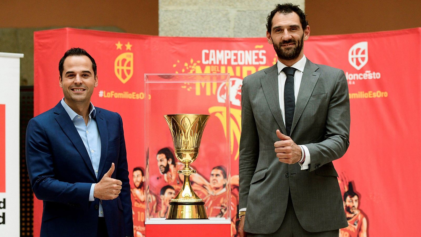 La Copa del Mundo de Baloncesto se expone en la Puerta del Sol | Ver