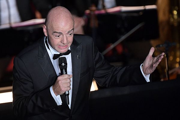 Telediario 1 - Infantino condena "el racismo en el fútbol y en la sociedad"