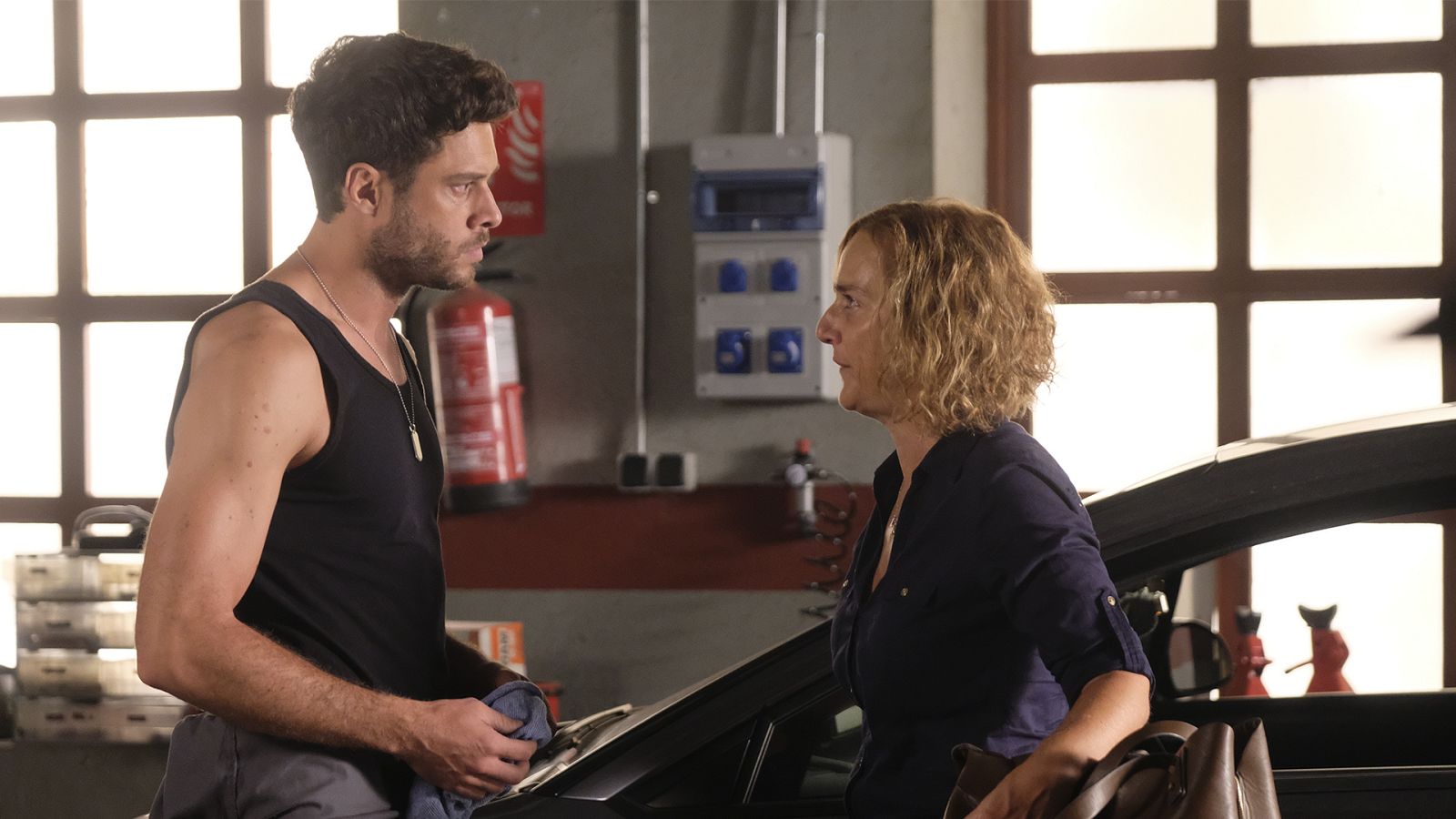 Elvira va a realizar la entrevista en el periódico local