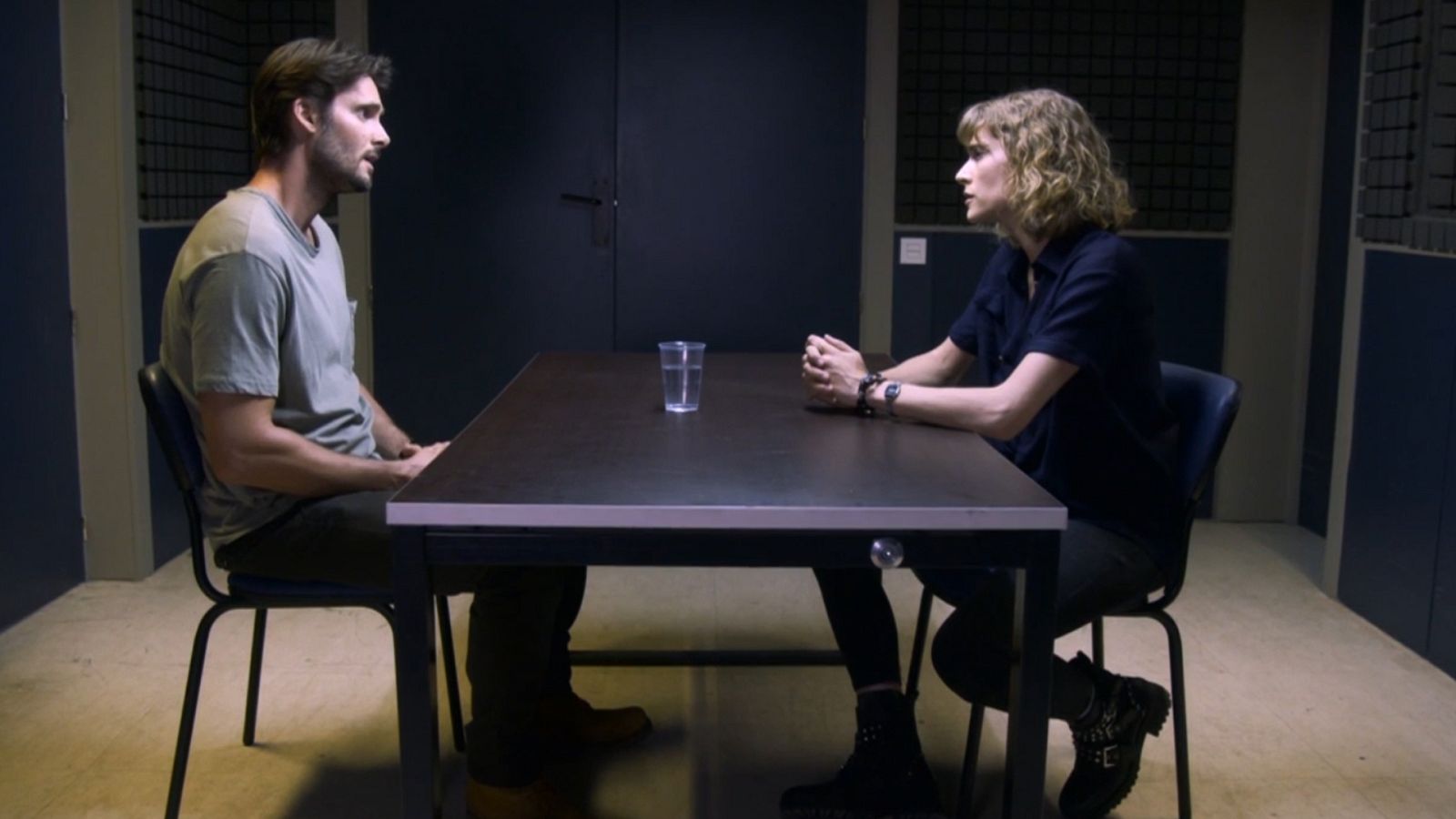 Silvia interroga a Miguel Herrera en la sala de interrogatorios