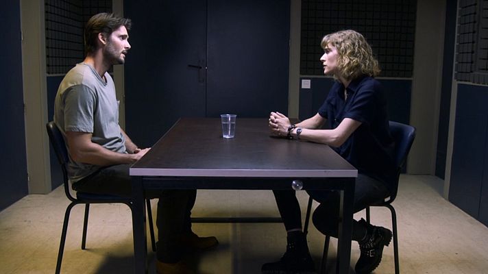 Servir y proteger - Silvia interroga a Miguel en la sala de interrogatorios