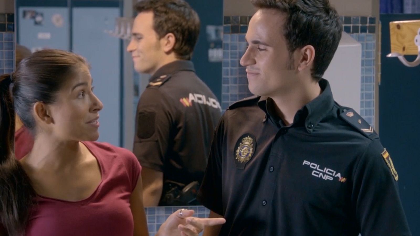 Toni enseña con orgullo su placa a Nacha y a Silvia