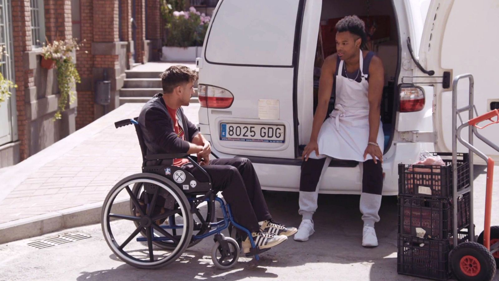 Samuel confiesa a Jonathan que quiere ayudar a Carla