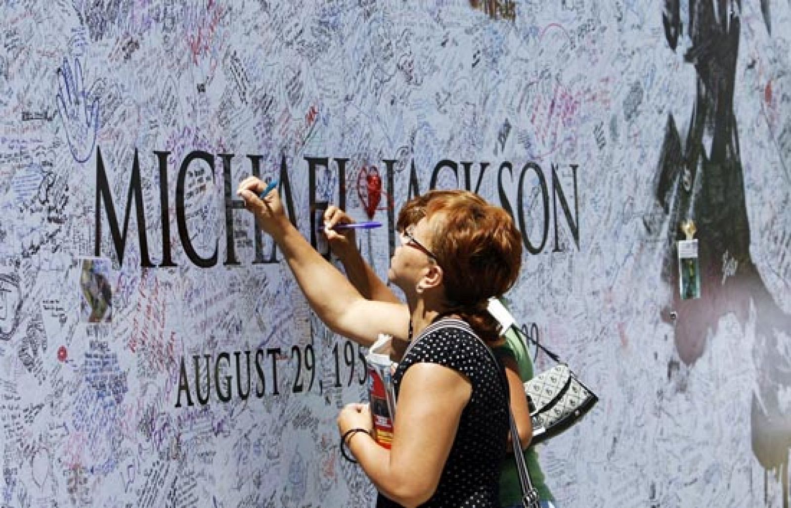 Millones de fans de todo el mundo lloran la pérdida de Michael Jackson y se preparan para despedirle | Ver