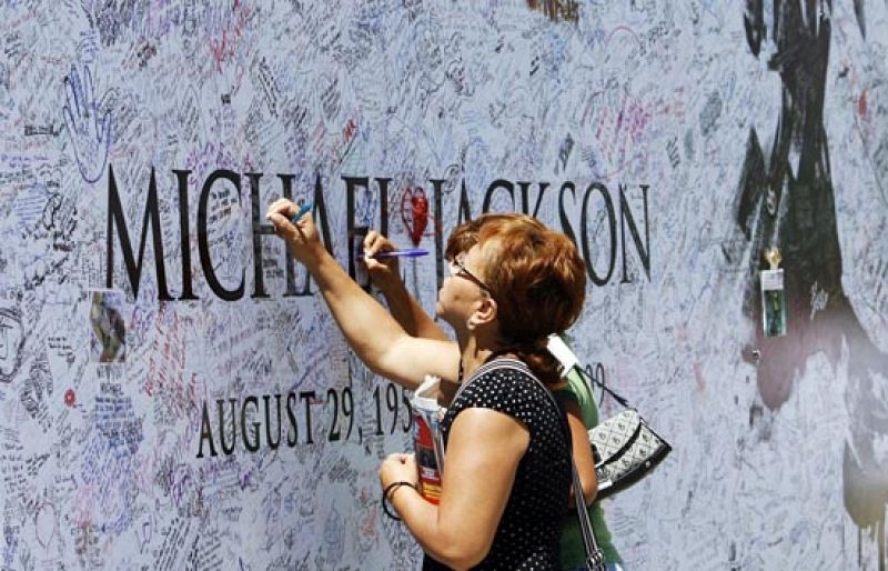 Millones de fans de todo el mundo lloran la pérdida de Michael Jackson y se preparan para despedirle