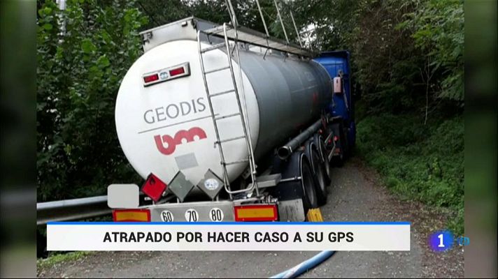 Telediario 1 - Un camión con líquido inflamable atrapado en un camino en Bizkaia por seguir las instrucciones del GPS