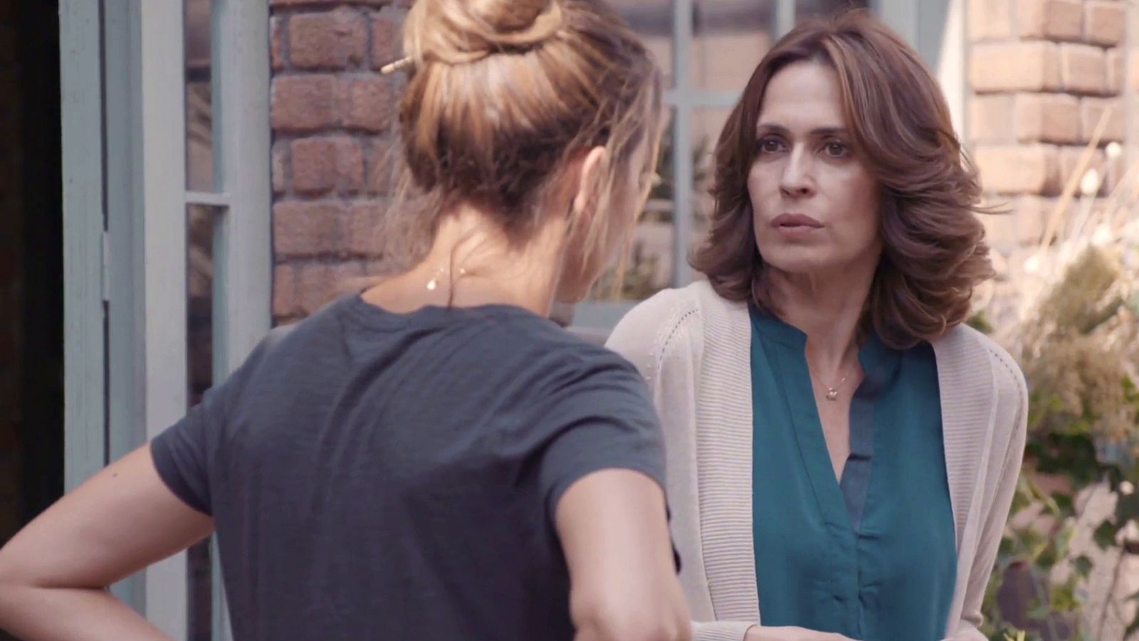 Adela confiesa a Cristina que no puede intimar con Elías