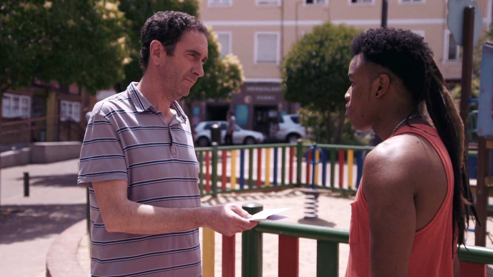 Nicolás le entrega un sobre a Jonathan