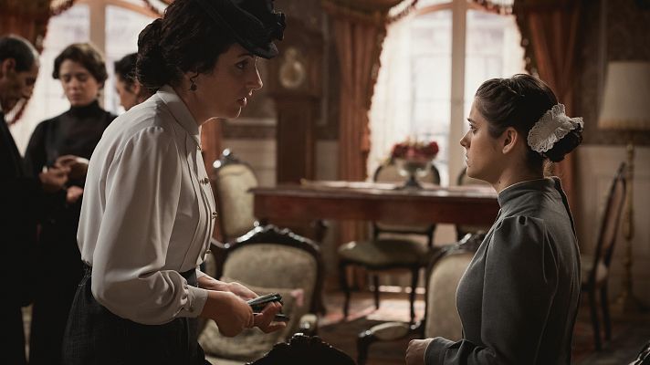 Acacias 38 - Los vecinos acuden a rezar el rosario a casa de Genoveva