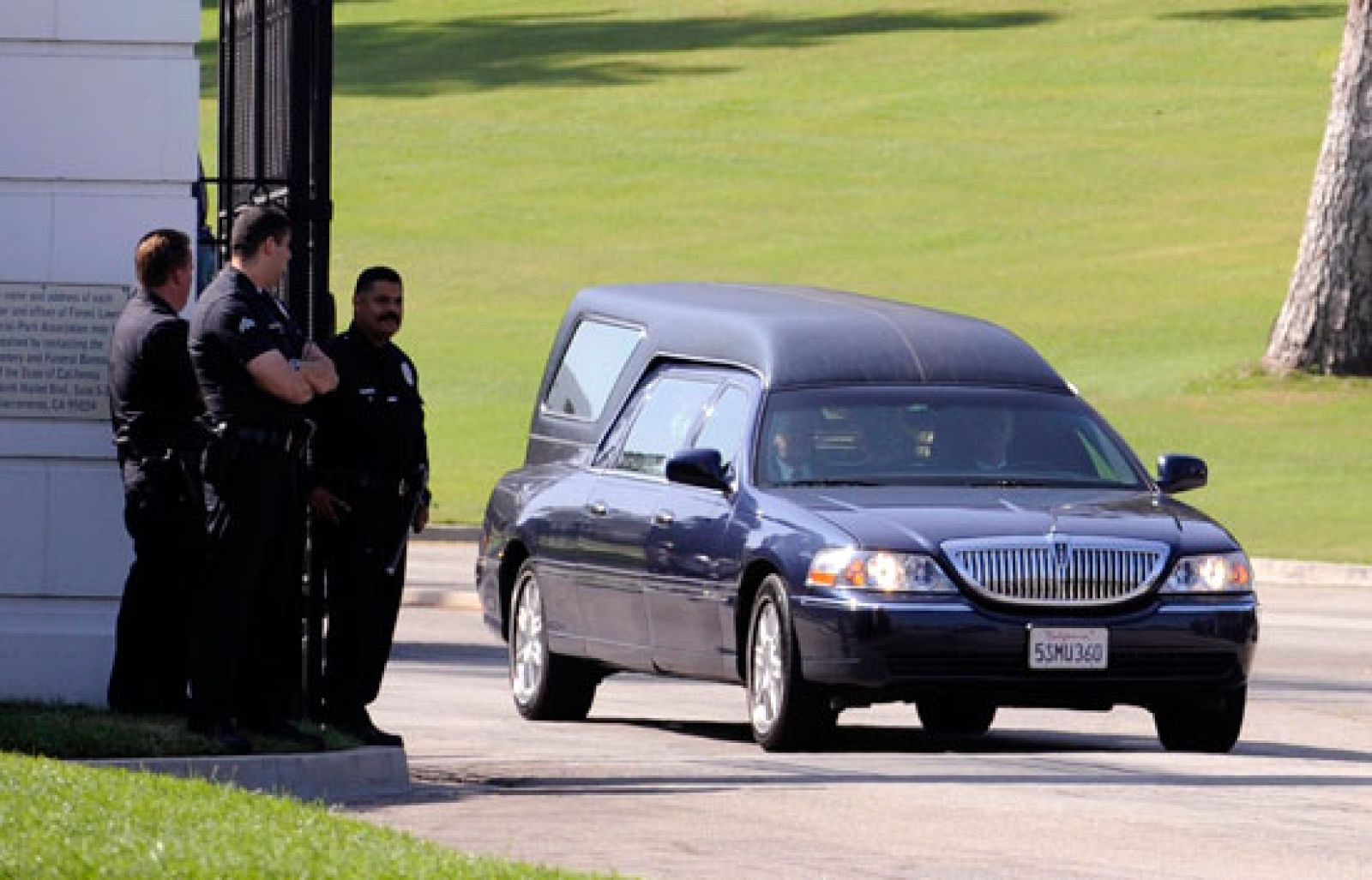 El coche fúnebre con el féretro de Michael Jackson se dirige al Staples Center | Ver