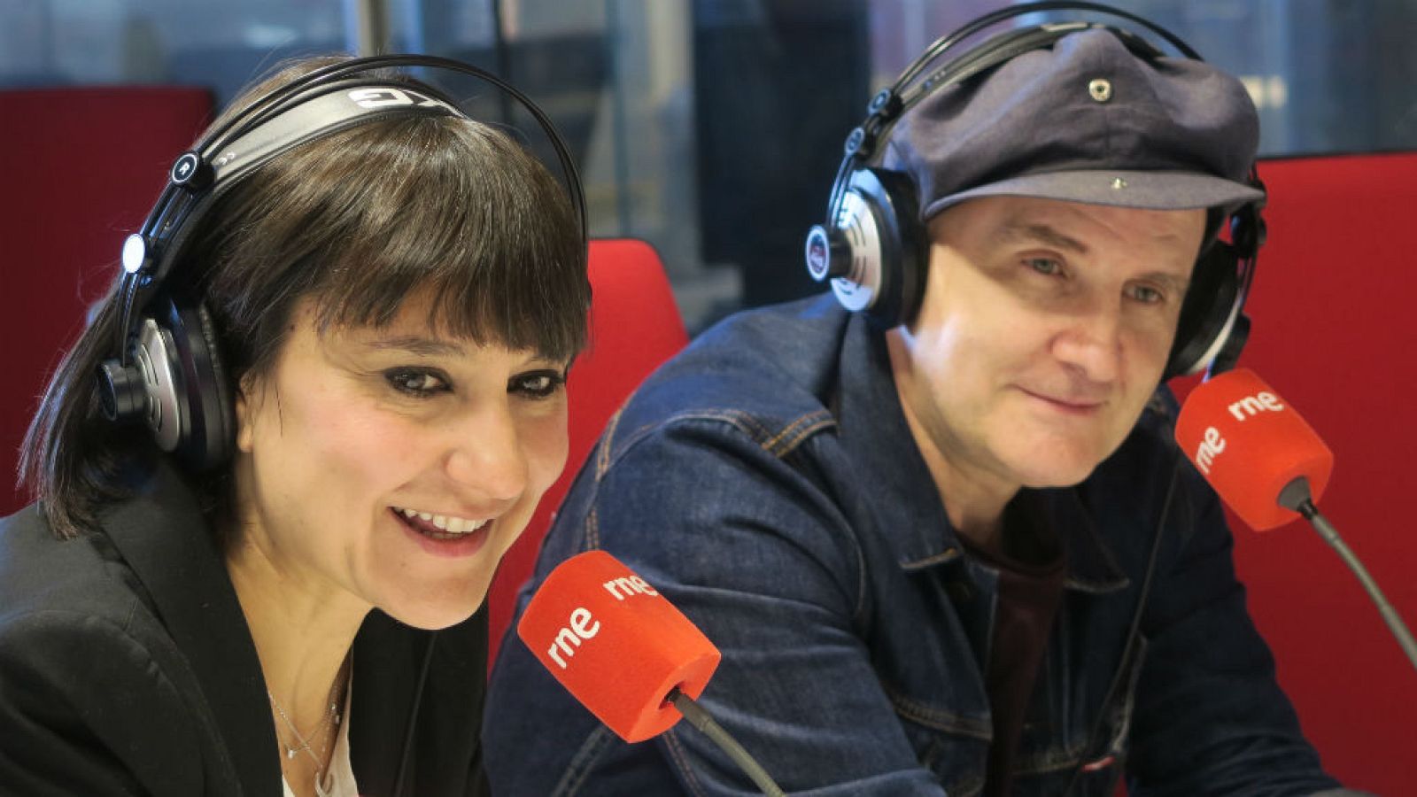 Amaral presenta 'Salto al color' | Ver