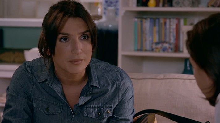 Servir y proteger - Angela le dice a Miralles que su ordenador ha sido hackeado