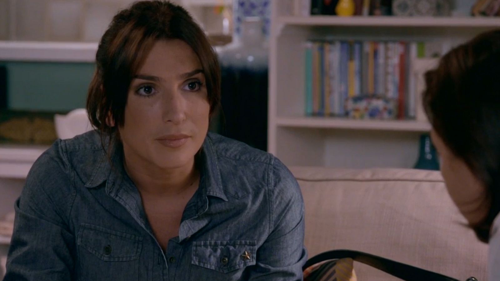 Angela le dice a Miralles que su ordenador ha sido hackeado