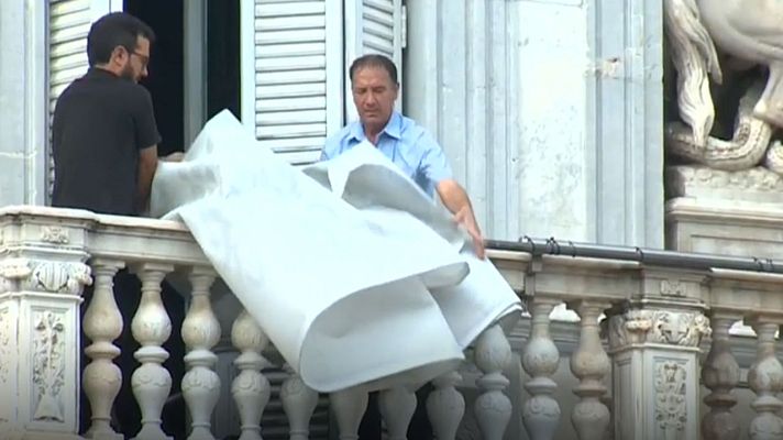 Informativo 24h - Técnicos de la Generalitat retiran del Palau la pancarta de apoyo a los políticos presos tras la orden del TSJC