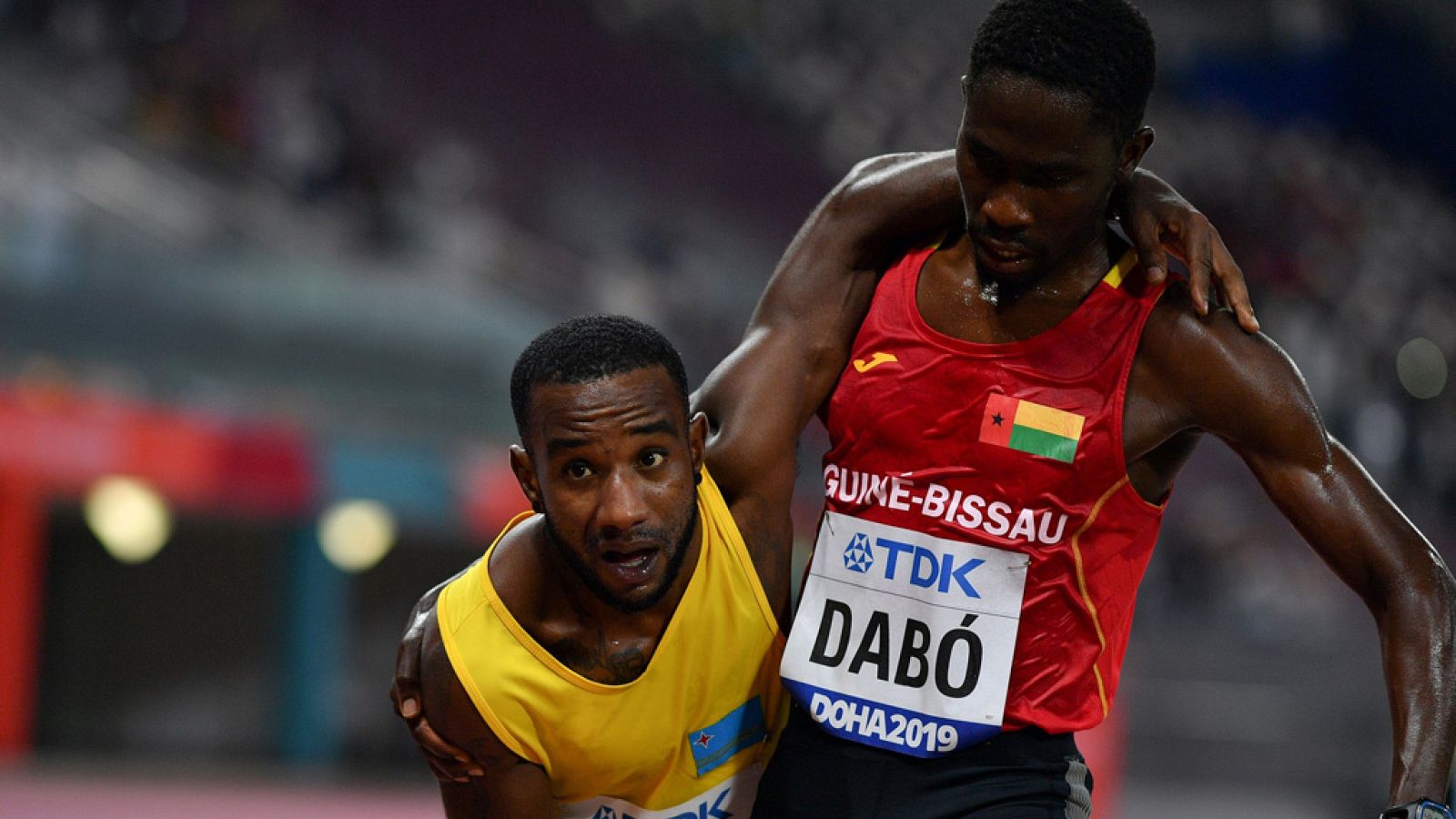 Mundial de atletismo | Jonathan Busby sufre un desfallecimiento en los 5.000m - Atletismo | Ver