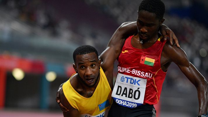 Atletismo - Mundial de atletismo | El atleta Jonathan Busby sufre un desfallecimiento en su serie de los 5.000m