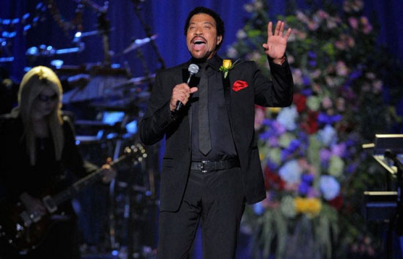 Lionel Richie interpreta 'Jesus is love' en el Staples Center de Los Angeles