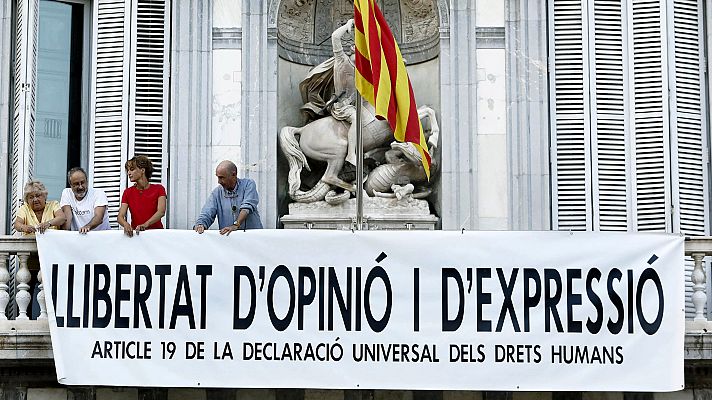 Telediario 1 - La Generalitat retira la pancarta de apoyo a los políticos presos y coloca otra en favor de la libertad de expresión