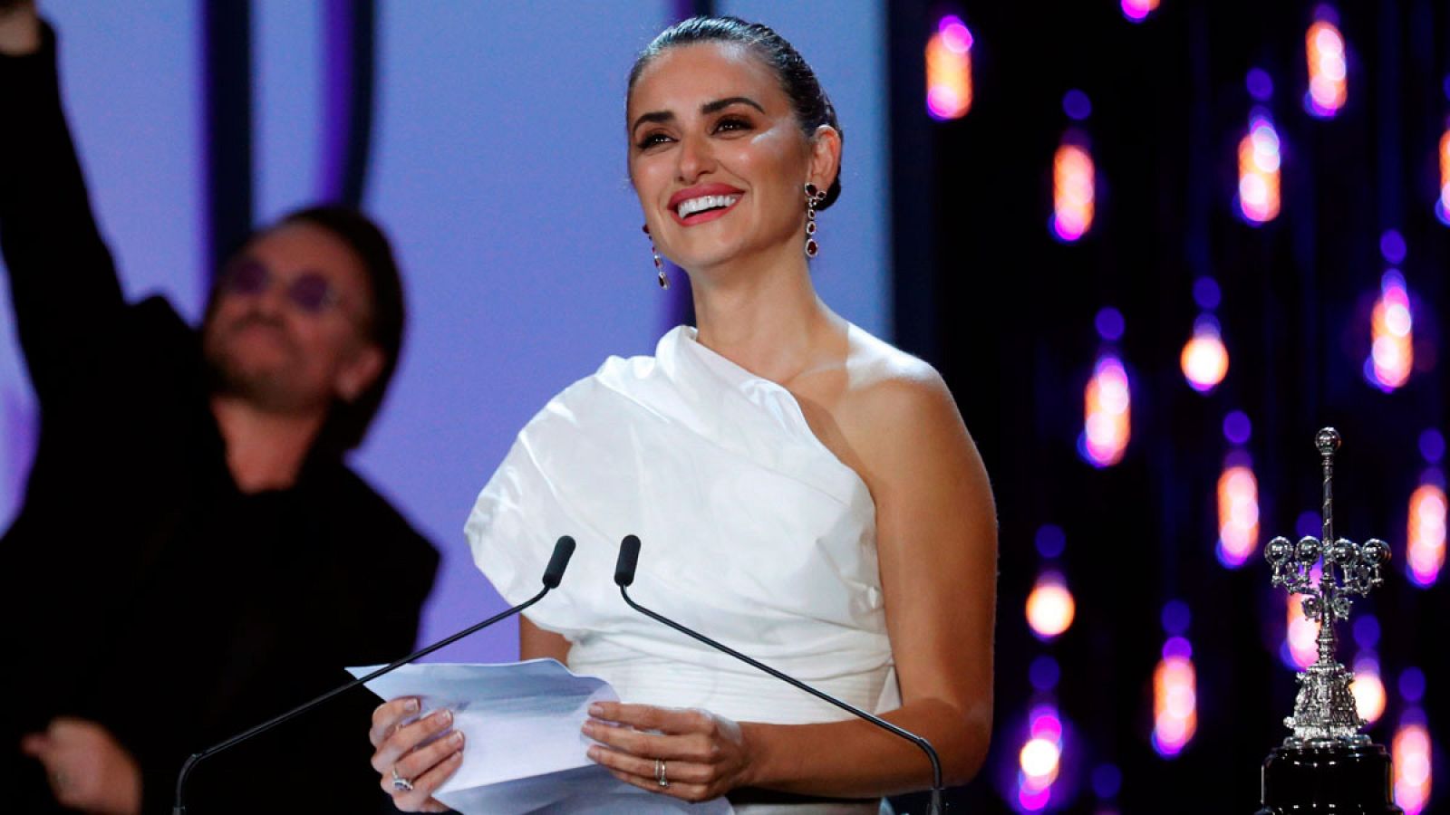 Festival de San Sebastián: Penélope Cruz recoge el Premio Donostia con un aplaudido alegato contra la violencia de género - Informativo 24h | Ver