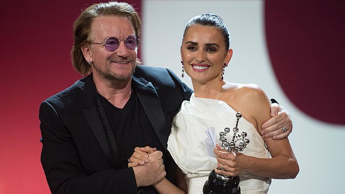 Telediario 1 - Penélope Cruz recibe el premio Donostia del Festival de San Sebastián de manos de Bono