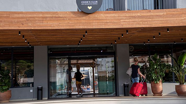 Telediario 1 - La quiebra de Thomas Cook supone un mazazo para el sector turístico en Canarias