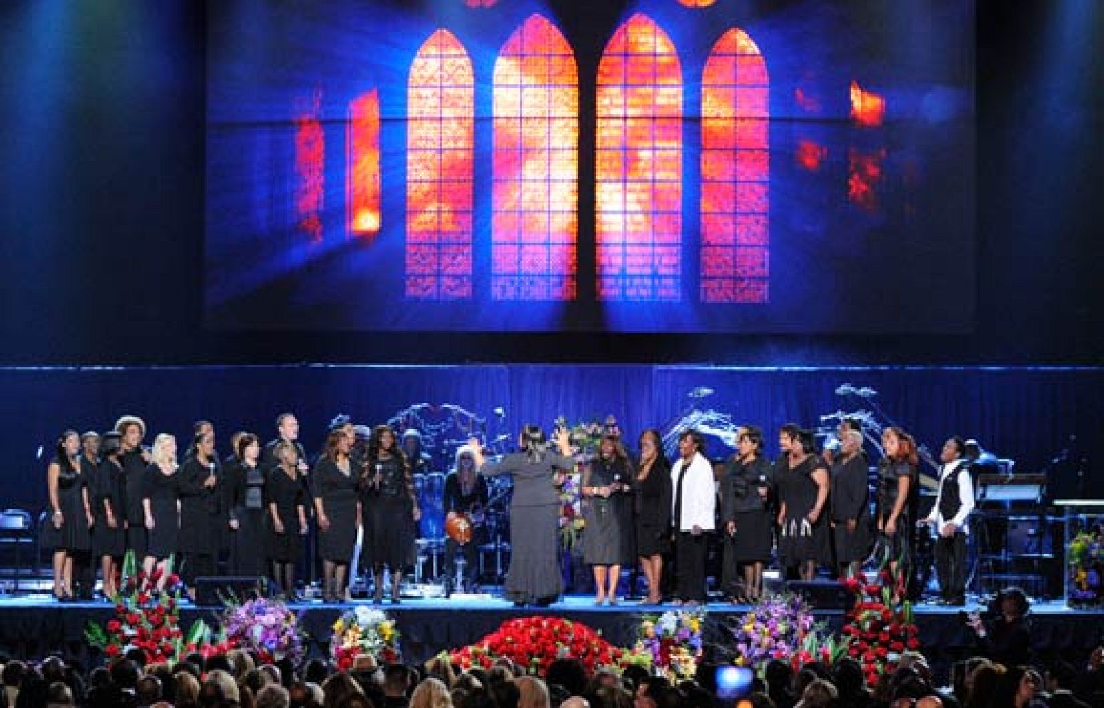 Miles de personas se acercan hasta el Staples Center para despedirse de Michael Jackson | Ver