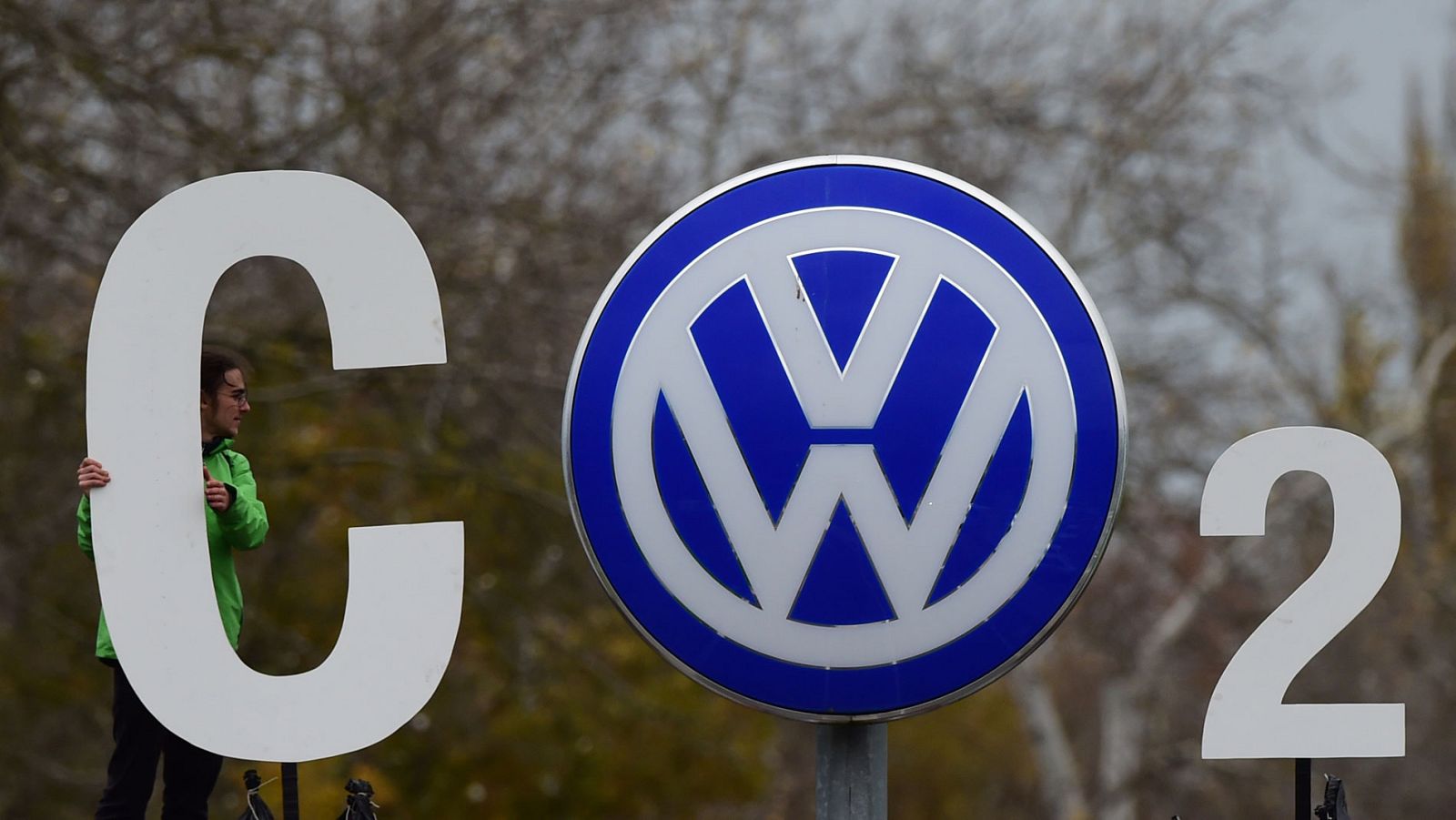 Medio millón de europeos piden compensaciones a Volkswagen en los tribunales - Los desayunos | Ver