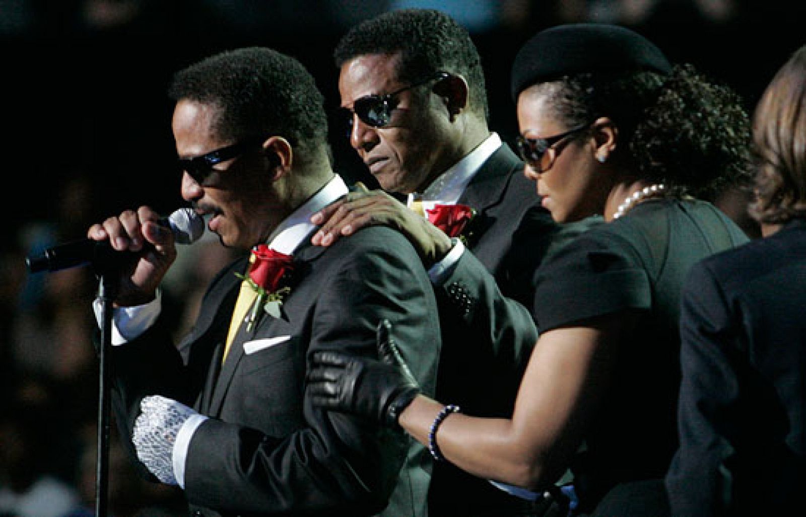 La familia Jackson da las gracias a todos los asistentes y recuerda con cariño a Michael | Ver