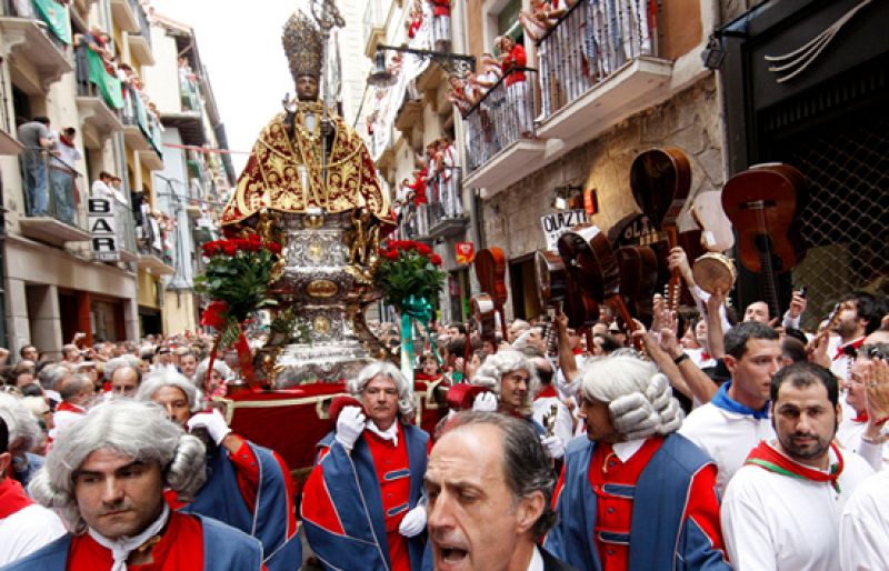 Pamplona acompaña a su santo en procesión