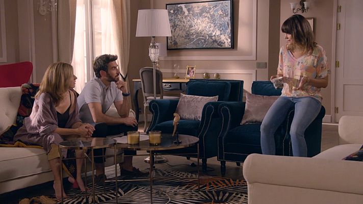 Servir y proteger - Mateo le enseña a Verónica los planos de la clínica