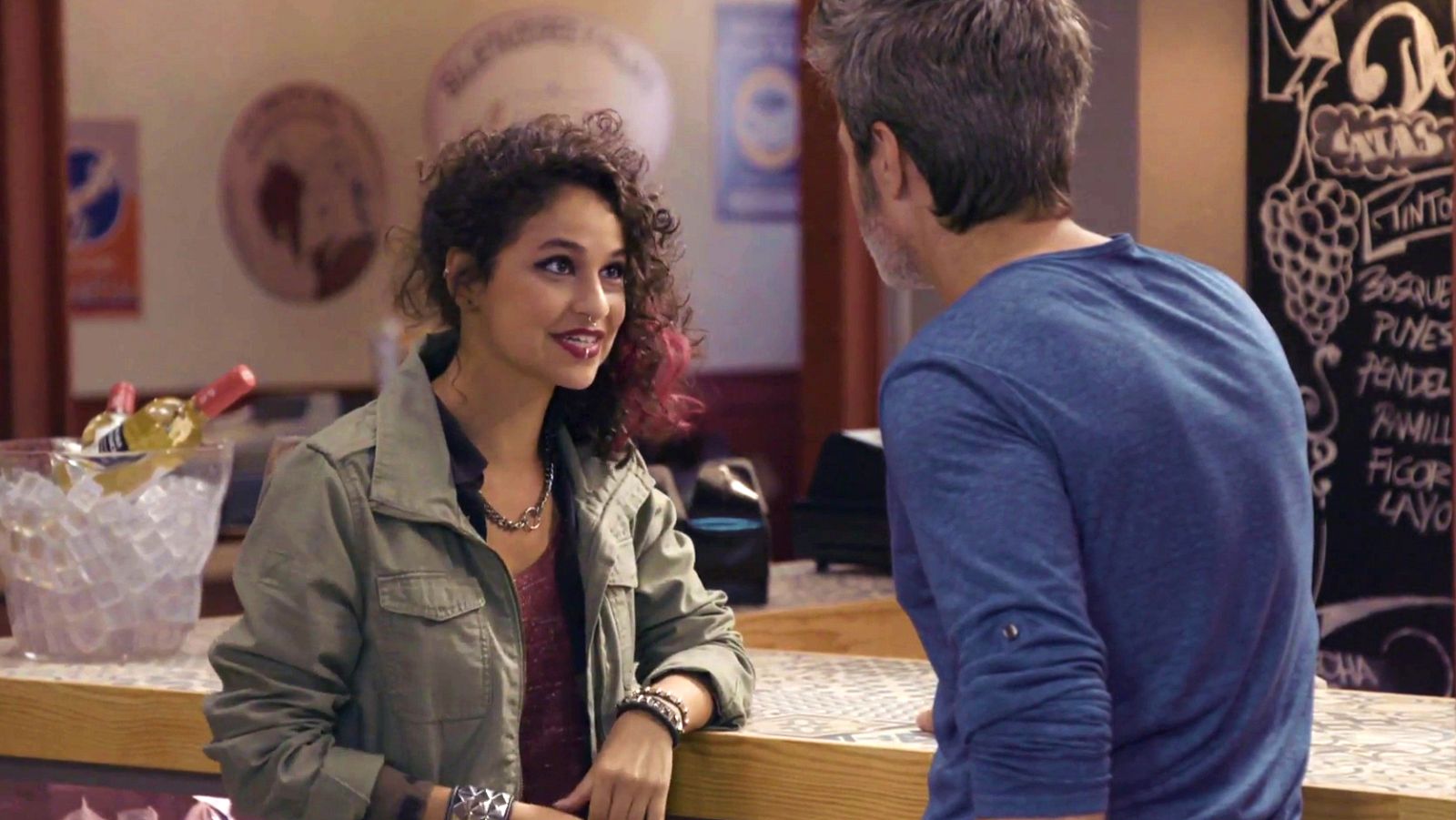 Carla se entera de que Samu está detrás de su oferta de trabajo