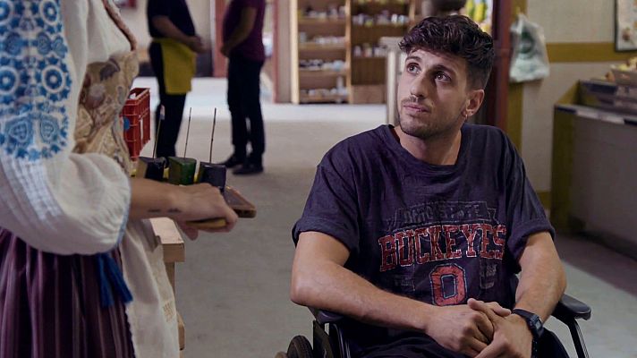 Mercado Central - Samuel le entrega su diario a Carla