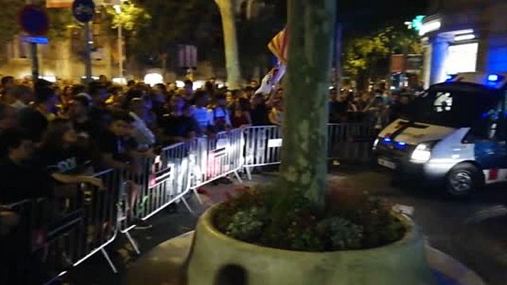 Modo Digital - Los independentistas protestan ante la sede de la CE