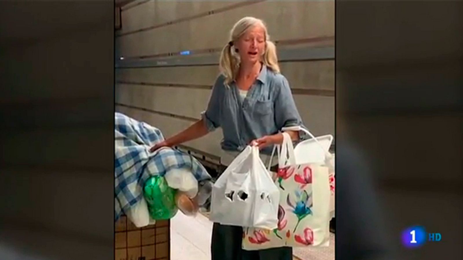 Una vagabunda consigue un contrato musical después de que la grabasen cantando en el metro