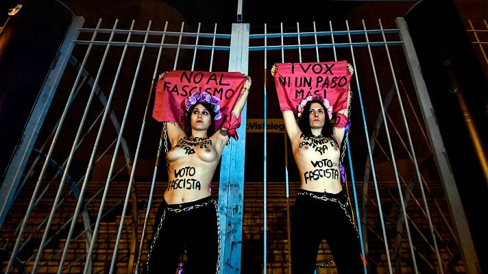 Informativo 24h - Femen se encadena en Vistalegre contra el acto de precampaña de Vox