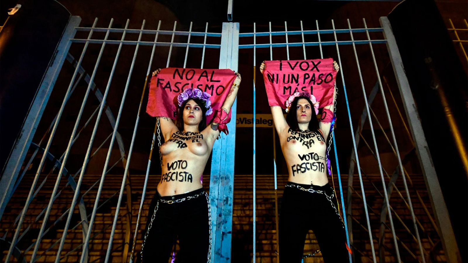 Femen se encadena en Vistalegre contra el acto de precampaña de Vox