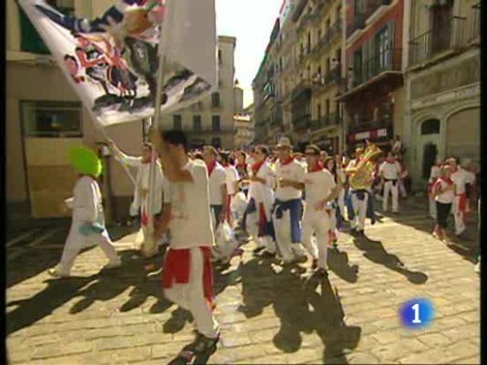 San Fermín - Las peñas camino de la plaza
