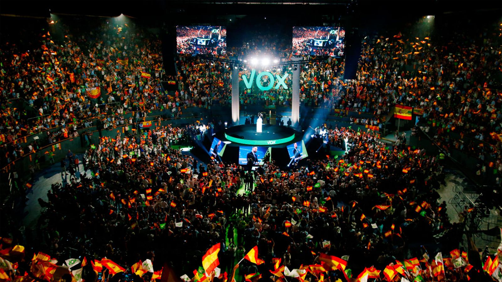 Vox llena Vistalegre y carga contra la "historia criminal" del PSOE