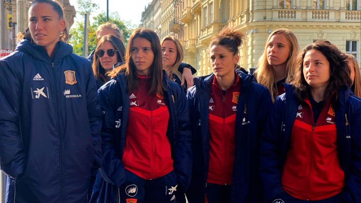 Fútbol - España se relaja en Praga antes del crucial choque ante la República Checa