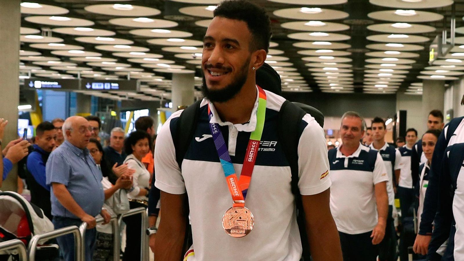 Orlando Ortega encabeza la llegada del equipo español de atletismo | Ver