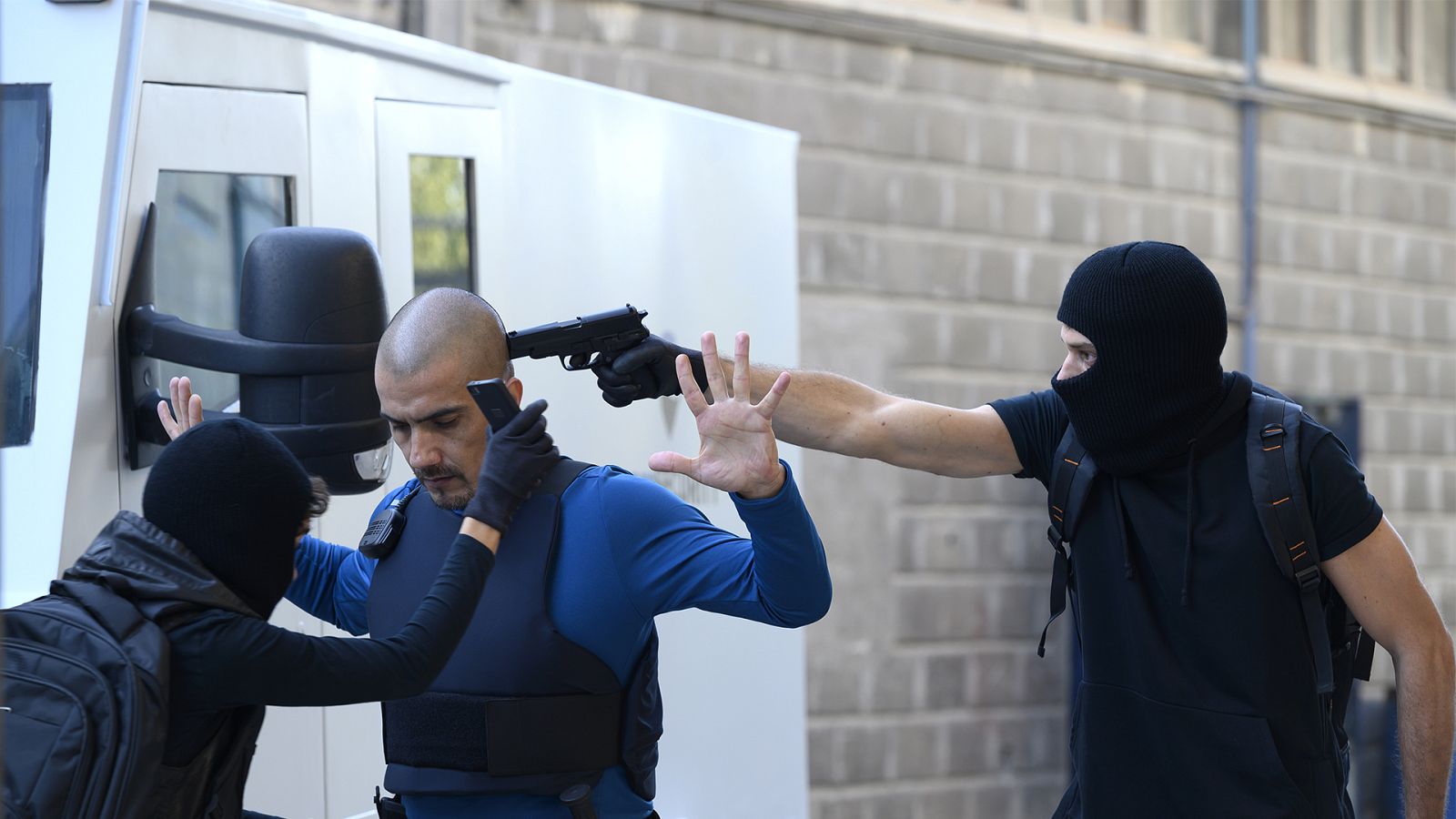 Álvaro Soler y Coco roban un furgón blindado